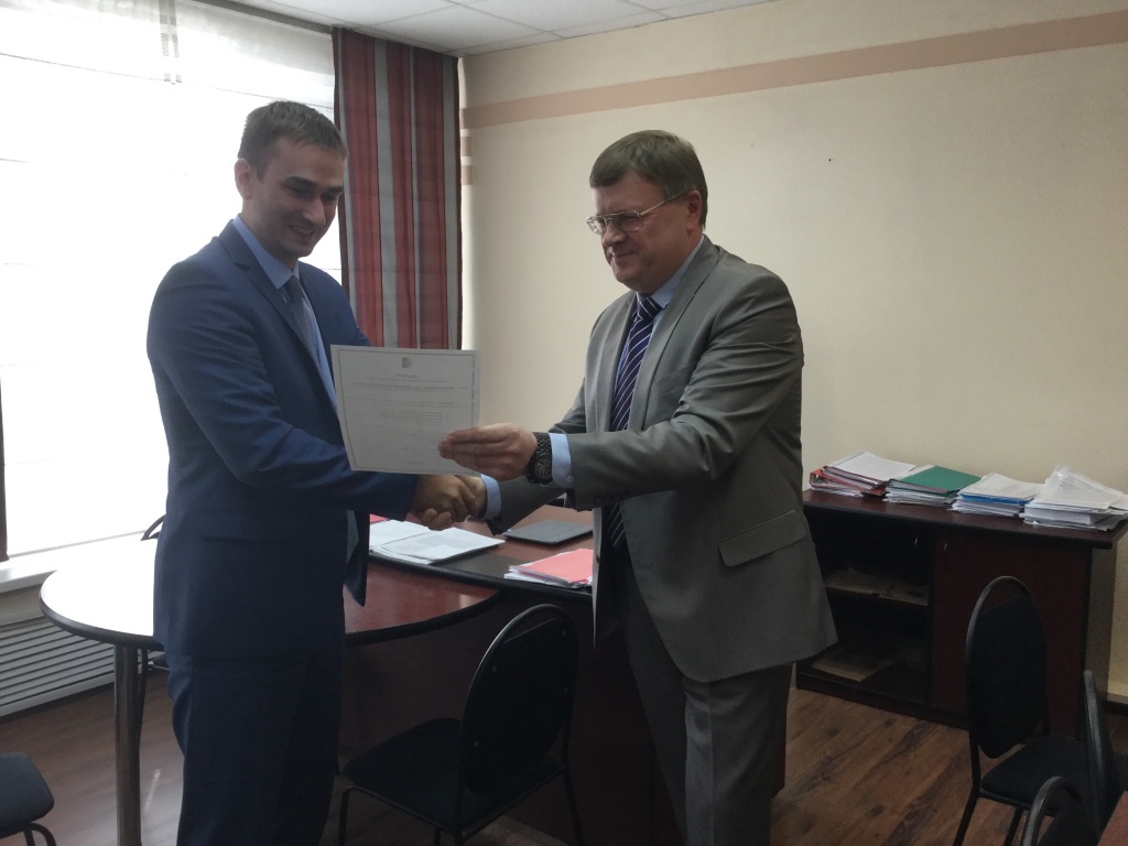 Директор УКС получает Паспорт готовности к отопительному периоду в Ижевске.JPG