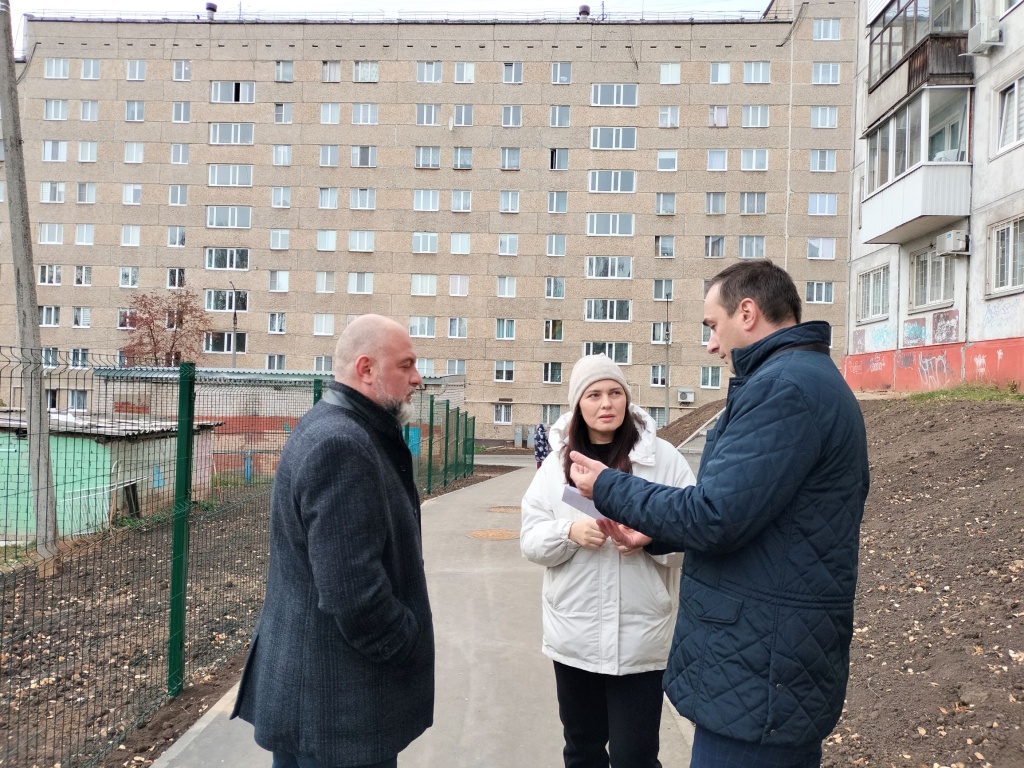 Ижевск_Руководство филиала Т Плюс и Общественной палаты города на объекте реконструкции сетей на ул. Барышникова.jpg