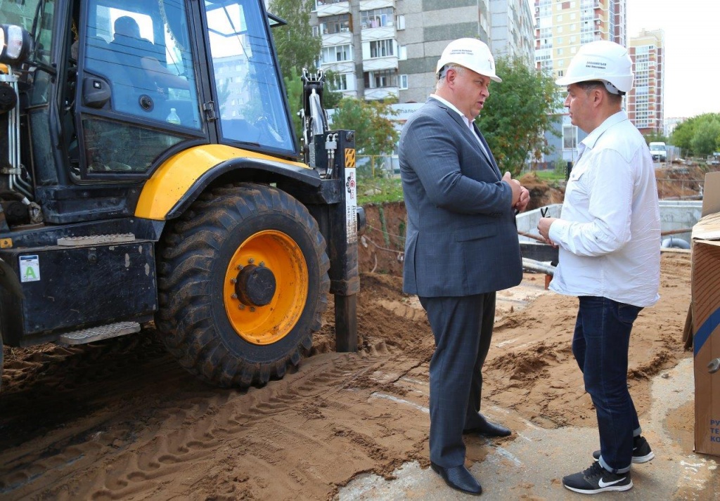 Разумов и Бекмеметьев на объекте.jpg