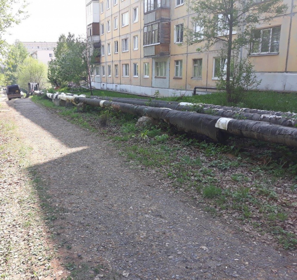 Воздушные теплотрассы на ул.Труда_до реконструкции.jpg