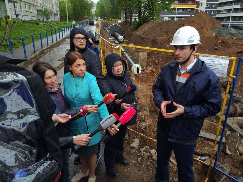 Пресс-конференция директора УКС на ремонтном объекте.jpg